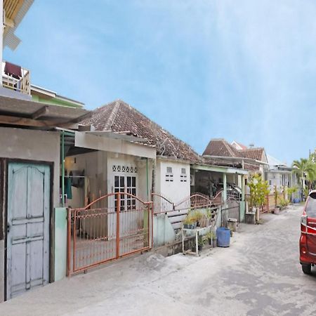 Wisma Pinggir Mitra Reddoorz Танджунгпинанг Экстерьер фото