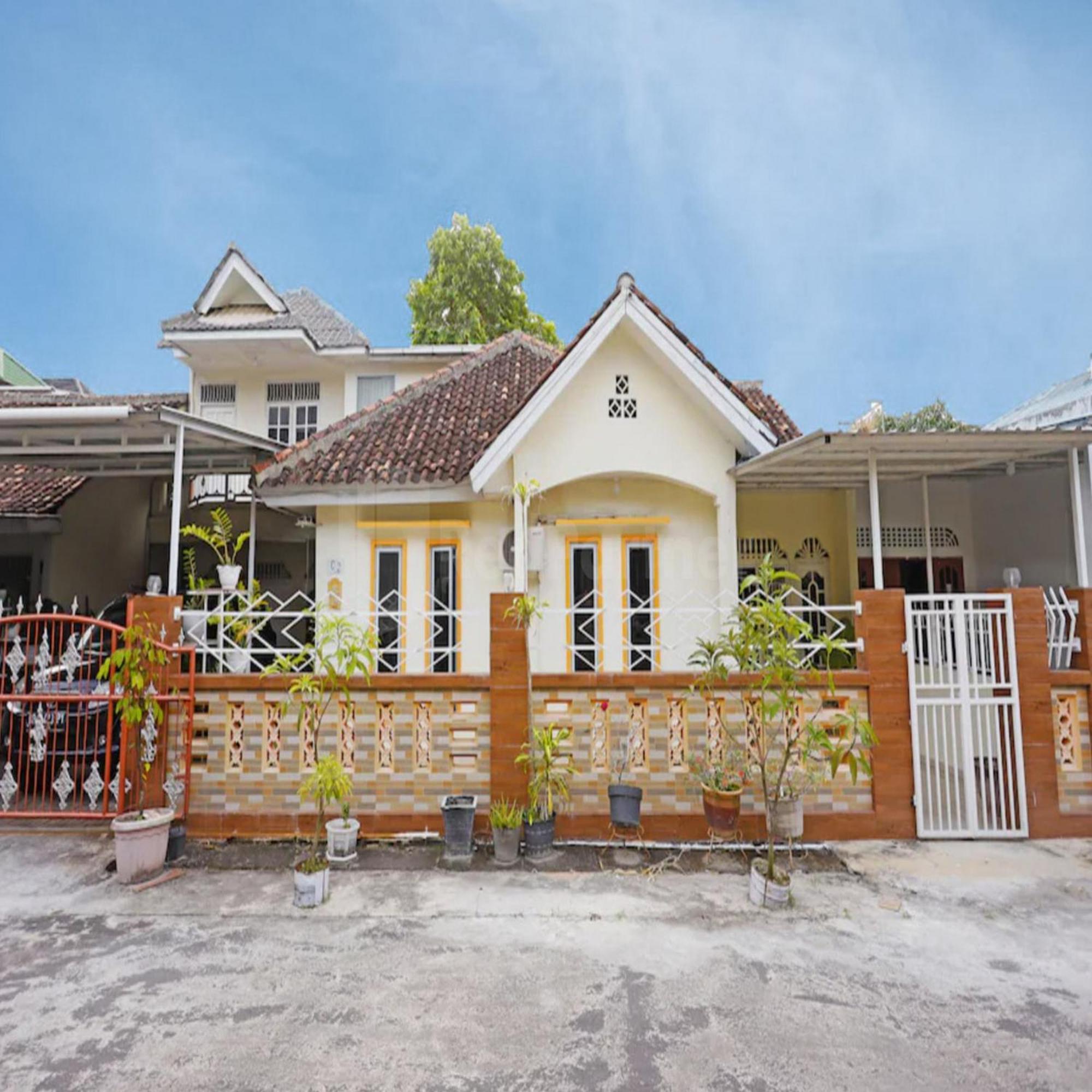 Wisma Pinggir Mitra Reddoorz Танджунгпинанг Экстерьер фото