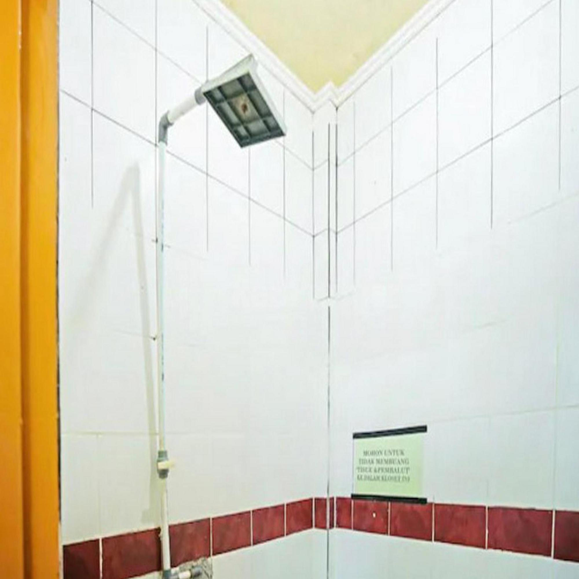 Wisma Pinggir Mitra Reddoorz Танджунгпинанг Экстерьер фото
