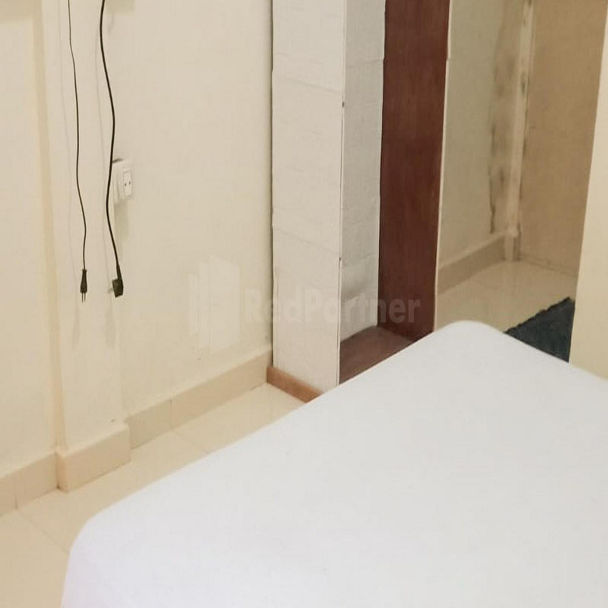 Wisma Pinggir Mitra Reddoorz Танджунгпинанг Экстерьер фото