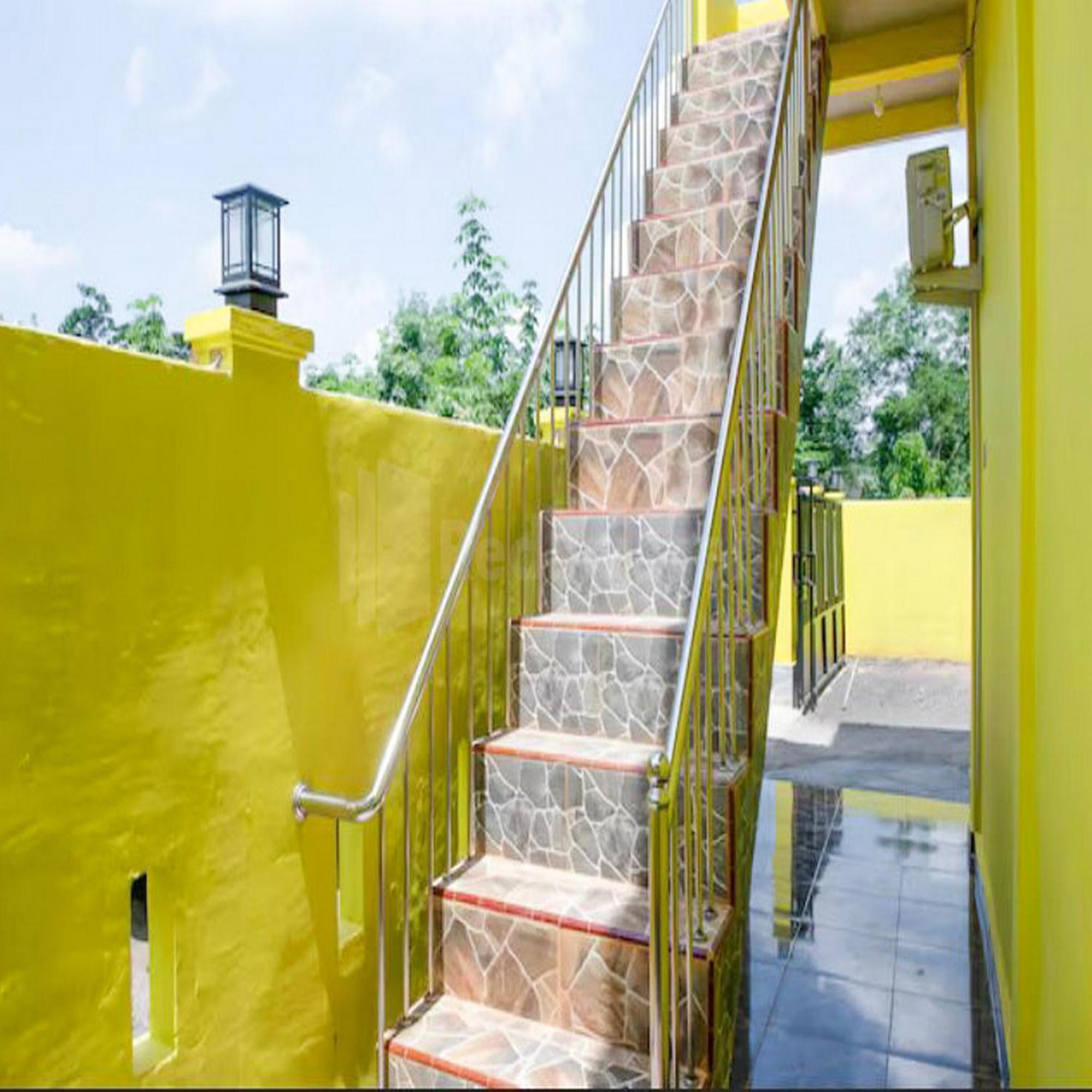 Wisma Pinggir Mitra Reddoorz Танджунгпинанг Экстерьер фото